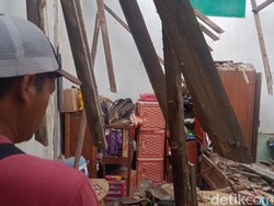 Brukk! Atap Rumah di Banaran Klaten Roboh Ibu-Anak Dilarikan ke RS