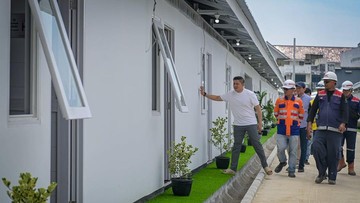 Seskab Cek Huntara Warga Bantaran Rel Senen, Pastikan Pembangunan Cepat