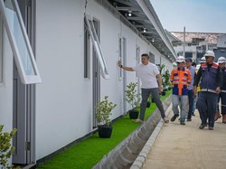 Seskab Cek Huntara Warga Bantaran Rel Senen, Pastikan Pembangunan Cepat