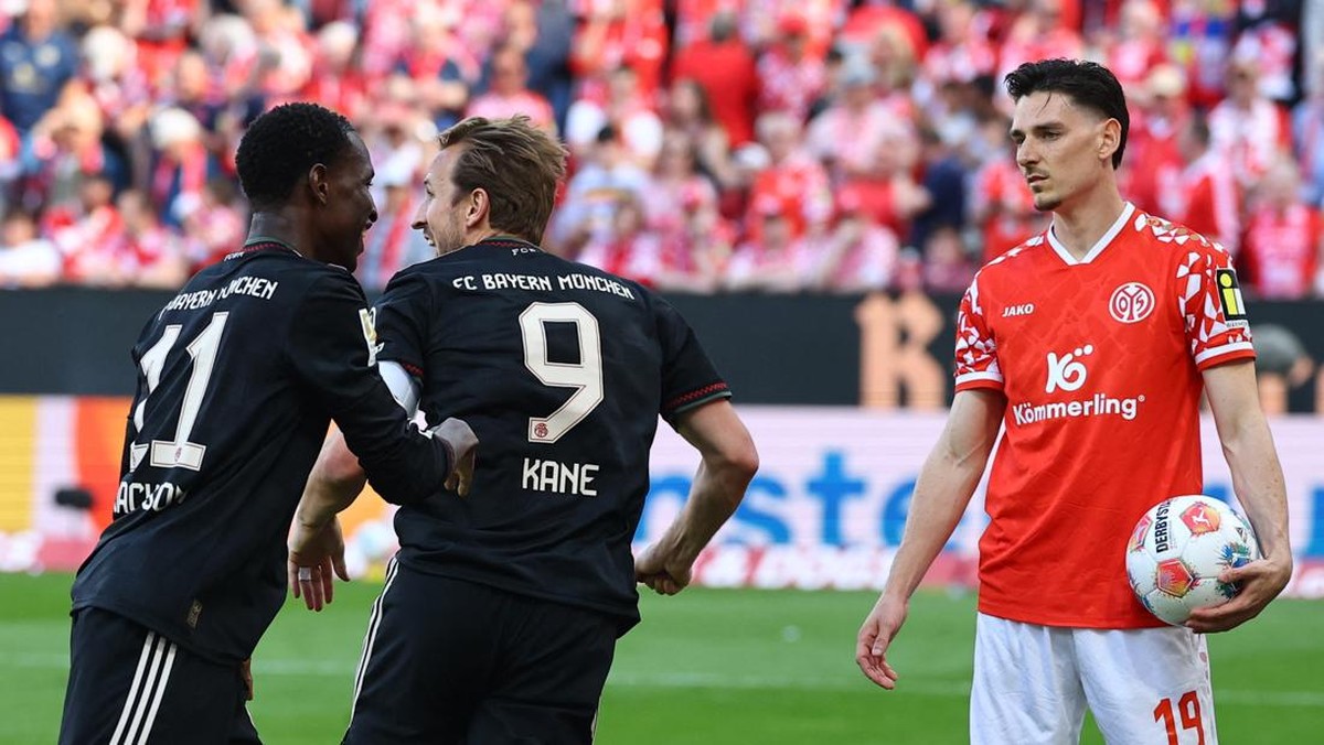 Bayern Munich mengejar ketinggalan tiga gol sebelum berbalik mengalahkan tuan rumah Mainz 4-3. (Foto: REUTERS/Kai Pfaffenbach)