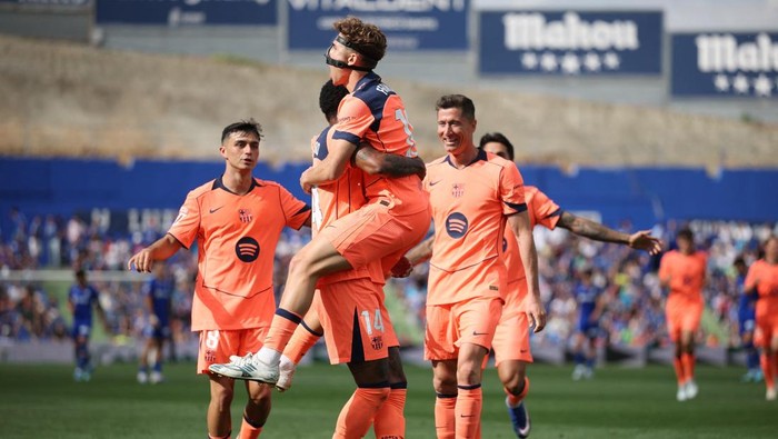 Soccer Football - LaLiga - Getafe v FC Barcelona - Estadio Coliseum, Getafe, Spain - April 25, 2026 FC Barcelonas Marcus Rashford celebrates scoring their second goal with Fermin Lopez REUTERS/Isabel Infantes