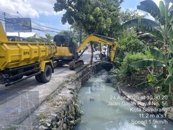Walkot Agustina Kirim DPU Keruk Sedimentasi Drainase di Gajah Raya
