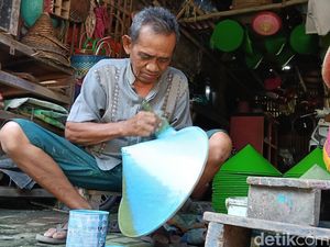 Mengintip Pembuatan Caping Indramayu