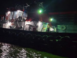 Tongkang Hanyut di Sungai Musi Hantam Rumah Warga, Polisi Selidiki