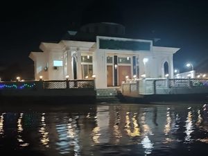 Video Melihat Keindahan Sungai Martapura di Malam Hari