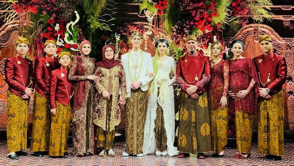 5 Potret Pernikahan El Rumi dan Syifa Hadju