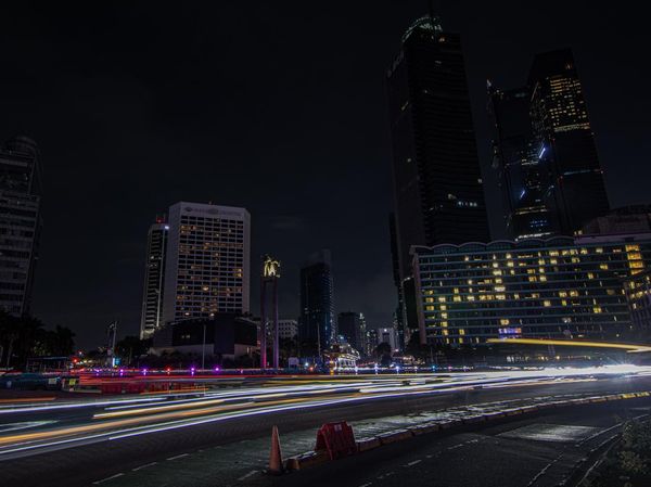Aksi Hemat Energi, Jakarta Gelap Sejam saat Peringatan Hari Bumi