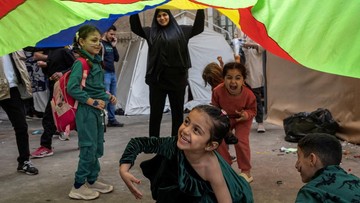 Anak-anak Pengungsi Jalani Hidup di Perkemahan Darurat Beirut