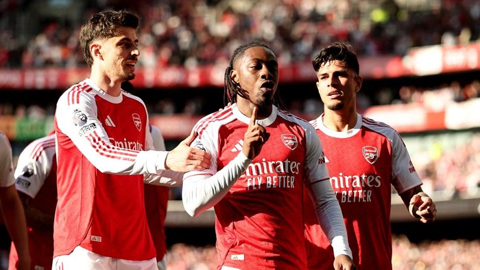 Soccer Football - Premier League - Arsenal v Newcastle United - Emirates Stadium, London, Britain - April 25, 2026 Arsenals Eberechi Eze celebrates scoring their first goal with Piero Hincapie and Kai Havertz REUTERS/David Klein EDITORIAL USE ONLY. 