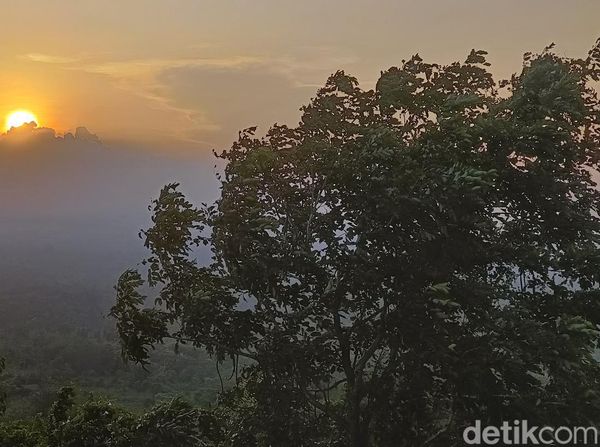 Potret Senja di Bukit Dami Probolinggo yang Bikin Berhenti Sejenak