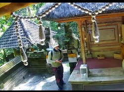 Terekam CCTV, Turis Asing Curi Uang Sesari di Pura Goa Gajah Gianyar