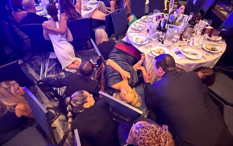 Situasi mencekam terjadi di Washington, D.C. saat seorang laki-laki bersenjata melepaskan tembakan di luar letak berlangsungnya makan malam tahunan White House Correspondents' Association (WHCA), Sabtu (25/4/2026). Insiden tersebut memicu kepanikan dan respons sigap dari abdi negara keamanan.