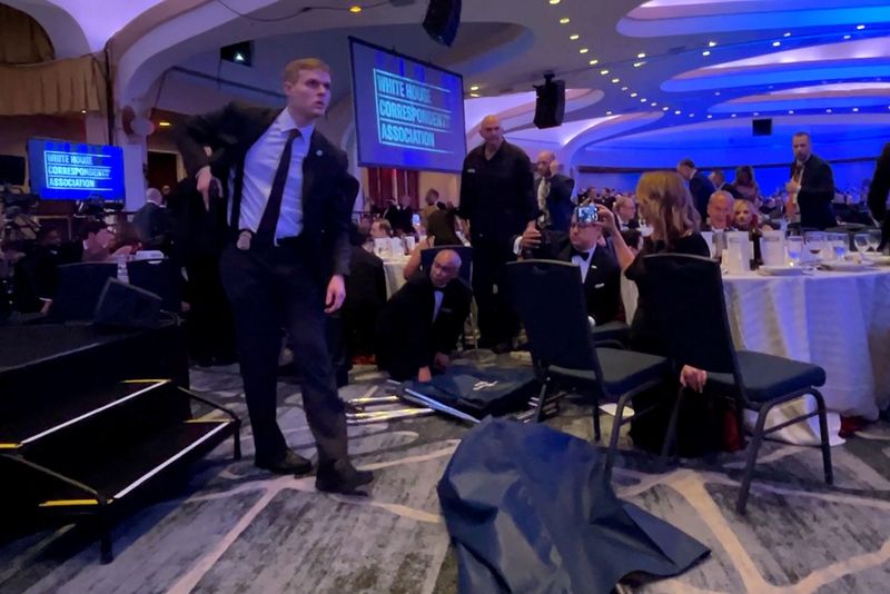 Situasi mencekam terjadi di Washington, D.C. saat seorang laki-laki bersenjata melepaskan tembakan di luar letak berlangsungnya makan malam tahunan White House Correspondents' Association (WHCA), Sabtu (25/4/2026). Insiden tersebut memicu kepanikan dan respons sigap dari abdi negara keamanan.