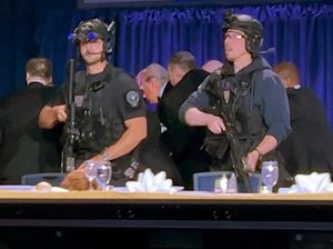 Detik-detik Trump Dievakuasi Usai Terjadi Insiden Penembakan di Acara Dinner