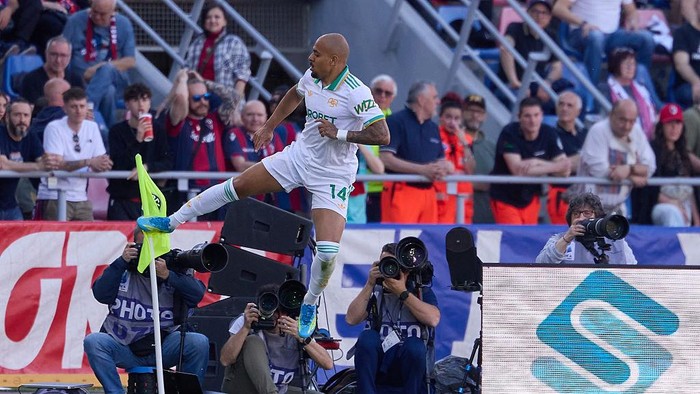 Donyell Malen merayakan golnya ke gawang Bologna.