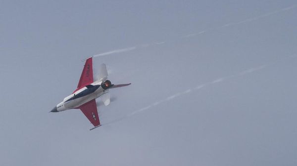 Gahar di Langit! F-16 Fighting Falcon Unjuk Aksi di Festival Udara Lima