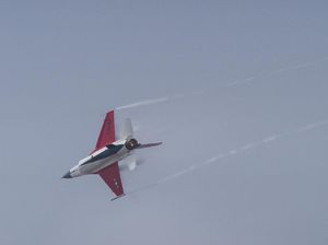 Gahar di Langit! F-16 Fighting Falcon Unjuk Aksi di Festival Udara Lima