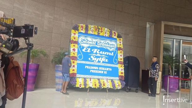 Karangan bunga dari Presiden Prabowo untuk El Rumi dan Syifa Hadju yang menikah.