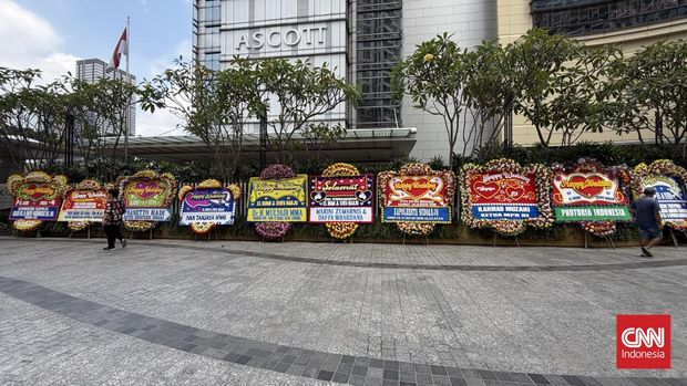 Puluhan karangan bunga ucapan selamat memenuhi area venue pernikahan El Rumi dan Syifa Hadju di Hotel Raffles, Kuningan, Jakarta Selatan, pada Minggu (26/4).