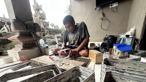 Video: Pria Ini Ubah Sampah Koran Jadi Ladang Cuan