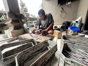 Video: Pria Ini Ubah Sampah Koran Jadi Ladang Cuan