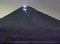 Semeru 4 Kali Luncurkan Guguran Lava Pijar Sejauh 1 Kilometer