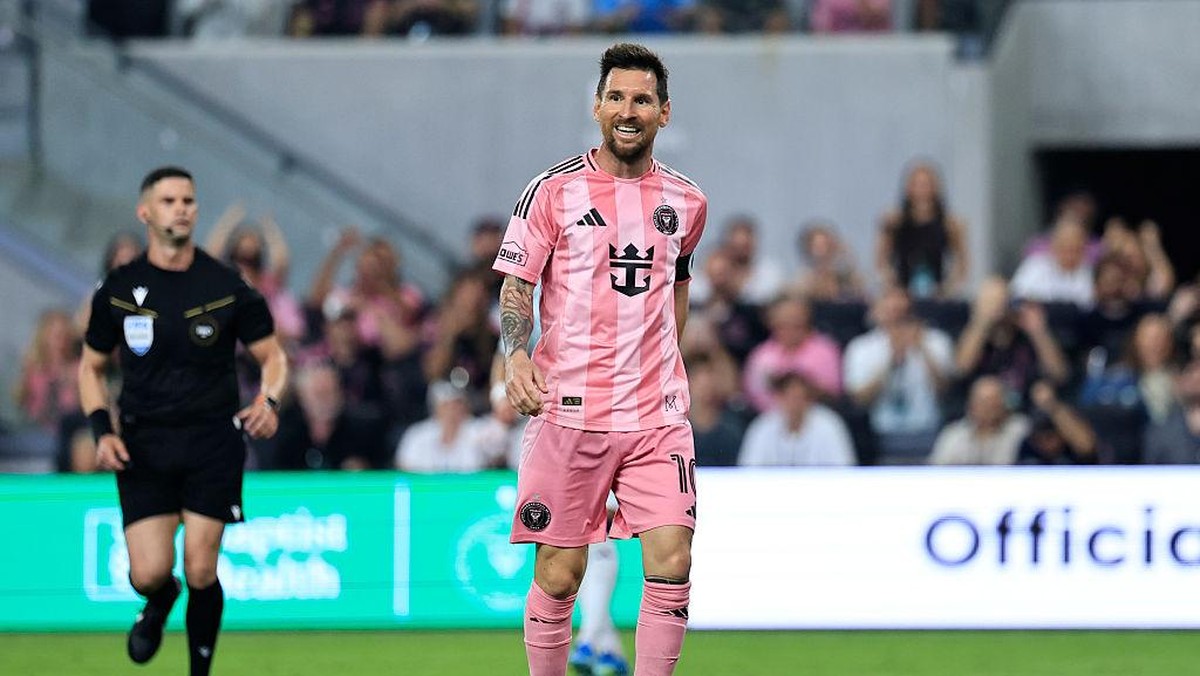 Lionel Messi saat bertanding menghadapi New England Revolution. Foto: Getty Images/Carmen Mandato