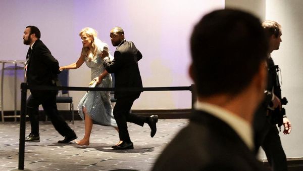 Mencekam! Tamu Dievakuasi Saat Tembakan Pecah di Jamuan WHCA