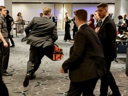 Pengawal Trump Kena Tembakan, Peluru Kenai Alat Pelindung