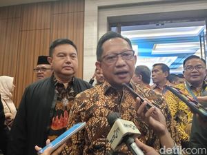 Mendagri Tito Minta Gubernur Gratiskan Pajak Mobil Listrik