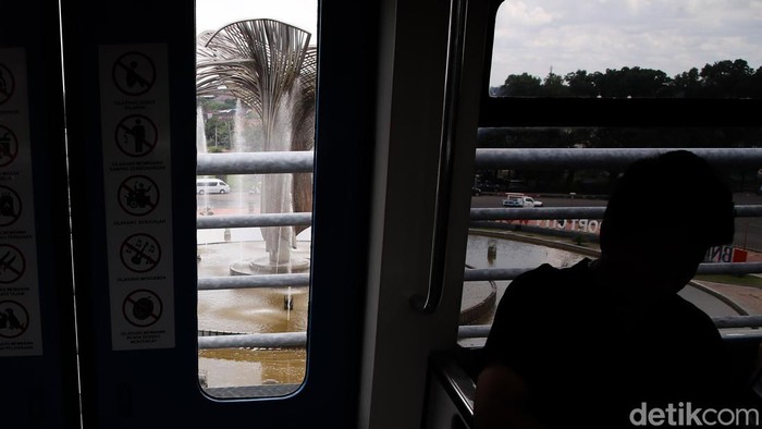 Murah dan Nyaman, LRT Palembang Jadi Favorit Mobilitas Warga LRT Palembang semakin diminati masyarakat sebagai salah satu moda transportasi jagoan di Palembang. Selain menawarkan tarif nan terjangkau, jasa ini juga dinilai nyaman dan efisien untuk menunjang mobilitas penduduk di perkotaan.