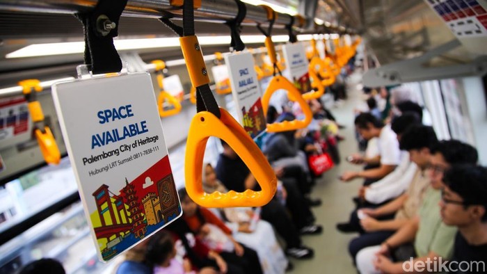Murah dan Nyaman, LRT Palembang Jadi Favorit Mobilitas Warga LRT Palembang semakin diminati masyarakat sebagai salah satu moda transportasi jagoan di Palembang. Selain menawarkan tarif nan terjangkau, jasa ini juga dinilai nyaman dan efisien untuk menunjang mobilitas penduduk di perkotaan.