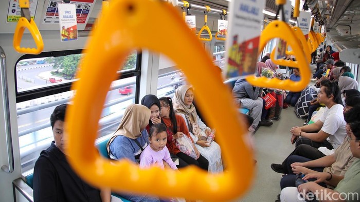 Murah dan Nyaman, LRT Palembang Jadi Favorit Mobilitas Warga LRT Palembang semakin diminati masyarakat sebagai salah satu moda transportasi jagoan di Palembang. Selain menawarkan tarif nan terjangkau, jasa ini juga dinilai nyaman dan efisien untuk menunjang mobilitas penduduk di perkotaan.