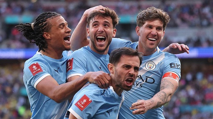 Gonzalez (tengah belakang) merayakan gol kedua Man City ke gawang Southampton bersama Ake (kiri), Bernardo Silva (depan), dan Stones.