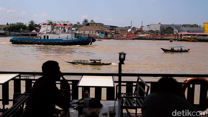 Potret Kehidupan di Sungai Musi, Ikon Hidup Kota Palembang Sungai Musi mempunyai peran krusial dalam degub ekonomi masyarakat Palembang. Selain menjadi ikon kota, sungai ini juga menjadi pusat aktivitas ekonomi nan terus hidup dari pagi hingga malam hari.