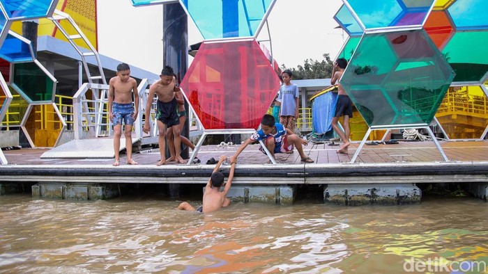 Potret Kehidupan di Sungai Musi, Ikon Hidup Kota Palembang Sungai Musi mempunyai peran krusial dalam degub ekonomi masyarakat Palembang. Selain menjadi ikon kota, sungai ini juga menjadi pusat aktivitas ekonomi nan terus hidup dari pagi hingga malam hari.