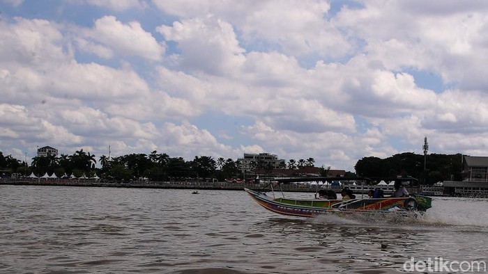 Potret Kehidupan di Sungai Musi, Ikon Hidup Kota Palembang Sungai Musi mempunyai peran krusial dalam degub ekonomi masyarakat Palembang. Selain menjadi ikon kota, sungai ini juga menjadi pusat aktivitas ekonomi nan terus hidup dari pagi hingga malam hari.