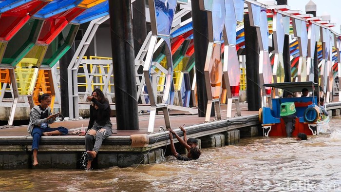 Potret Kehidupan di Sungai Musi, Ikon Hidup Kota Palembang Sungai Musi mempunyai peran krusial dalam degub ekonomi masyarakat Palembang. Selain menjadi ikon kota, sungai ini juga menjadi pusat aktivitas ekonomi nan terus hidup dari pagi hingga malam hari.