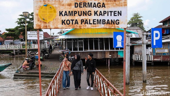Potret Kehidupan di Sungai Musi, Ikon Hidup Kota Palembang Sungai Musi mempunyai peran krusial dalam degub ekonomi masyarakat Palembang. Selain menjadi ikon kota, sungai ini juga menjadi pusat aktivitas ekonomi nan terus hidup dari pagi hingga malam hari.