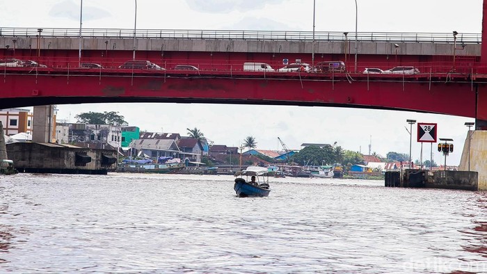 Potret Kehidupan di Sungai Musi, Ikon Hidup Kota Palembang Sungai Musi mempunyai peran krusial dalam degub ekonomi masyarakat Palembang. Selain menjadi ikon kota, sungai ini juga menjadi pusat aktivitas ekonomi nan terus hidup dari pagi hingga malam hari.