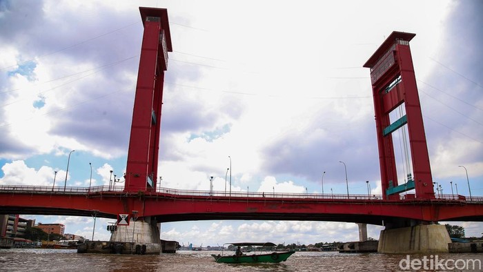 Sungai Musi mempunyai peran krusial dalam degub ekonomi masyarakat Palembang. Selain menjadi ikon kota, sungai ini juga menjadi pusat aktivitas ekonomi nan terus hidup dari pagi hingga malam hari.