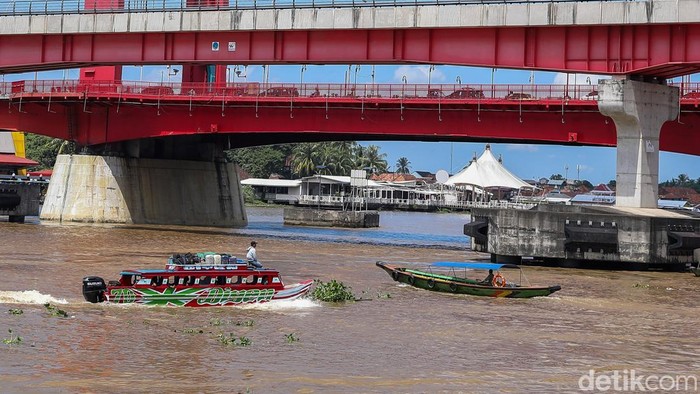 Potret Kehidupan di Sungai Musi, Ikon Hidup Kota Palembang Sungai Musi mempunyai peran krusial dalam degub ekonomi masyarakat Palembang. Selain menjadi ikon kota, sungai ini juga menjadi pusat aktivitas ekonomi nan terus hidup dari pagi hingga malam hari.