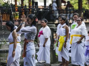 Ratusan Peserta Ikuti Prosesi Melukat di TMII, Rasakan Tradisi Bali