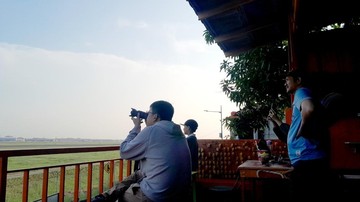 Menikmati Senja Sambil Berburu Pesawat di Rumah Oren