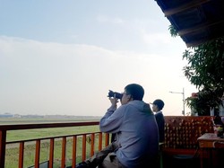 Menikmati Senja Sambil Berburu Pesawat di Rumah Oren