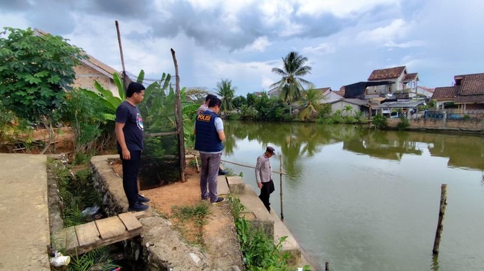 Saat pihak kepolisian mendatangi lokasi kejadian bocah 11 tahun tewas tenggelam di danau perumahan