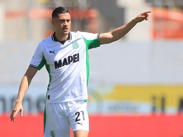 FLORENCE, ITALY - APRIL 26: Jay Idzes of US Sassuolo reacts during the Serie A match between ACF Fiorentina and US Sassuolo Calcio at Artemio Franchi on April 26, 2026 in Florence, Italy. (Photo by Gabriele Maltinti/Getty Images)