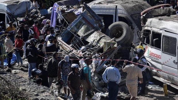 Serangan peledak mengguncang wilayah rawan bentrok di barat daya Kolombia, Sabtu (25/4/2026). Peristiwa tersebut menewaskan tujuh orang dan melukai lebih dari 20 lainnya. (AFP/FRANCISCO CALDERON)
