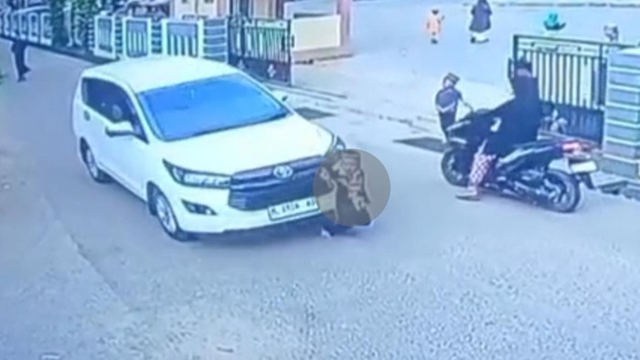Detik-detik siswa TK tertabrak dan terlindas mobil di Desa Panaan, Kecamatan Palengaan, Pamekasan