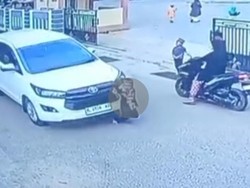 Terekam CCTV, Siswa TK di Pamekasan Tewas Terlindas Mobil Saat Pulang